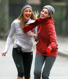 Celebrity exercises: Anne Hathaway and Kate Hudson Jogging