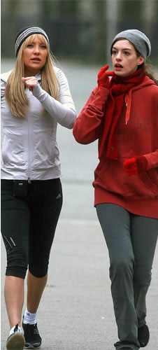 Celebrity exercises: Anne Hathaway and Kate Hudson Jogging