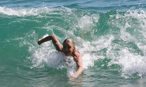 Celebrity exercise: Cameron Diaz surf