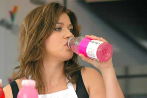 Celebrity diet: Kelly Clarkson drinking vitamins water