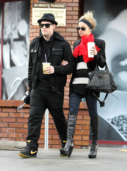 Celebrities Starbucks: Nicole Richie and Joel Madden in the Starbucks